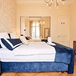 Spacious Flat - Champs Elysees